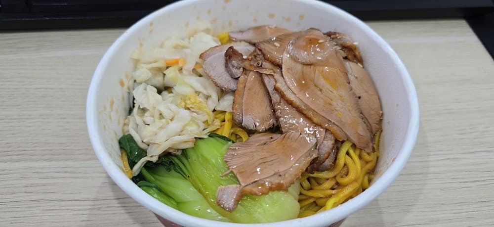 Roasted duck noodles are one of the quick, nutritious lunch dishes for office ladies. Photo: Tuan Dat