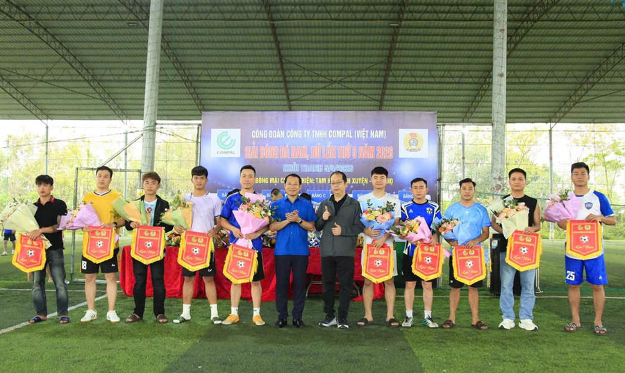 Ban Tổ chức tặng cờ lưu niệm cho các đội bóng. Ảnh: Thanh Phong