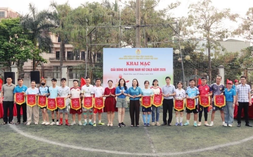 The Trade Union of Aleron Vietnam Shoe Co., Ltd. organized the opening ceremony of the Men's and Women's Mini Football Tournament connecting workers. Photo: Thanh Hoa Trade Union