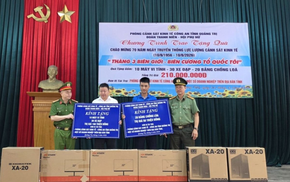 The Economic Police Department sends many gifts to students in schools in difficult areas. Photo: Quang Tri Provincial Police