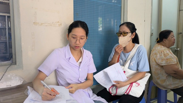 호치민시 시민들이 건강 검진을 받고 있습니다. 사진: 안뚜