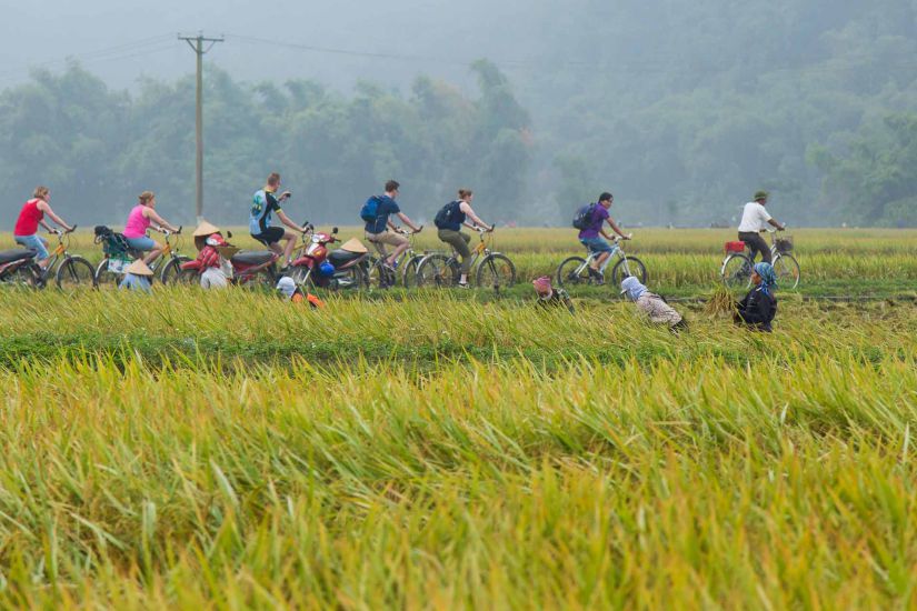 Foreign tourists explore the lives of local people in Mai Chau, Phu Tho. Photo: Anh Minh