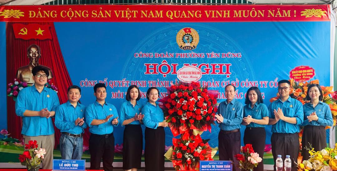 Comrade Le Duc Tho, Vice Chairman of the Bac Ninh Provincial Labor Federation, presents flowers to congratulate the Executive Committee of the grassroots Trade Union. Photo: Nguyen Huyen