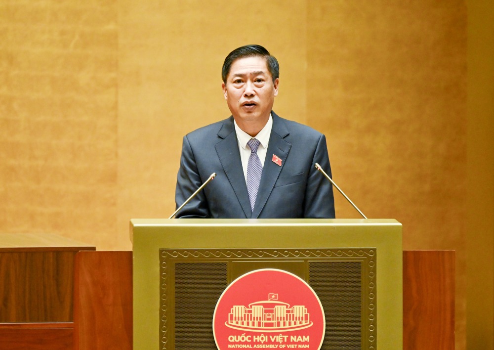 Mr. Nguyen Huu Dong - Member of the Party Central Committee, Chairman of the 15th Delegate Affairs Committee reports on the results of confirming the status of National Assembly deputy of the 16th term. Photo: Tran Huan