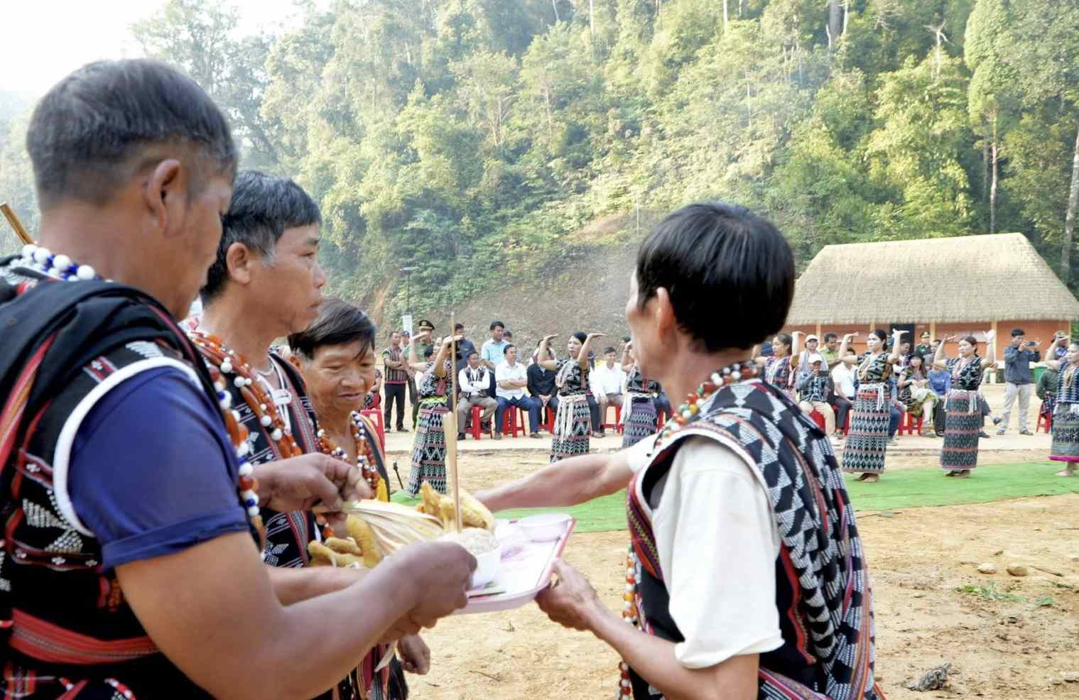 Các nghi thức, lễ cúng truyền thống của người Cơ Tu, xã Hùng Sơn được thực hiện trang nghiêm, đầy tâm linh, rất hấp dẫn với du khách. Ảnh: Parai