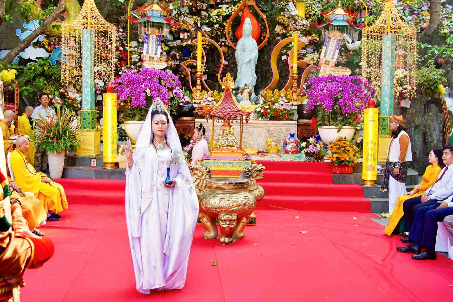 Lễ hóa trang Bồ Tát Quán Thế Âm. Ảnh: An Thượng 