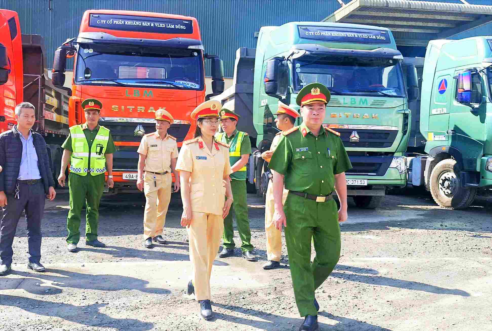 Đại tá Nguyễn Tường Vũ, Phó Giám đốc Công an tỉnh trực tiếp kiểm tra