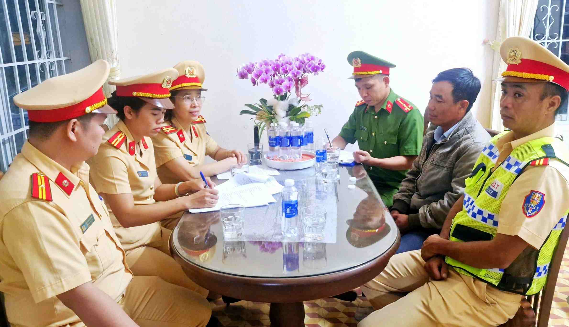 CSGT Công an Lâm Đồng làm việc tuyên truyền, hướng dẫn chủ doanh nghiệp vận tải chấp hành nghiêm các quy định. Ảnh: Phúc Khánh 