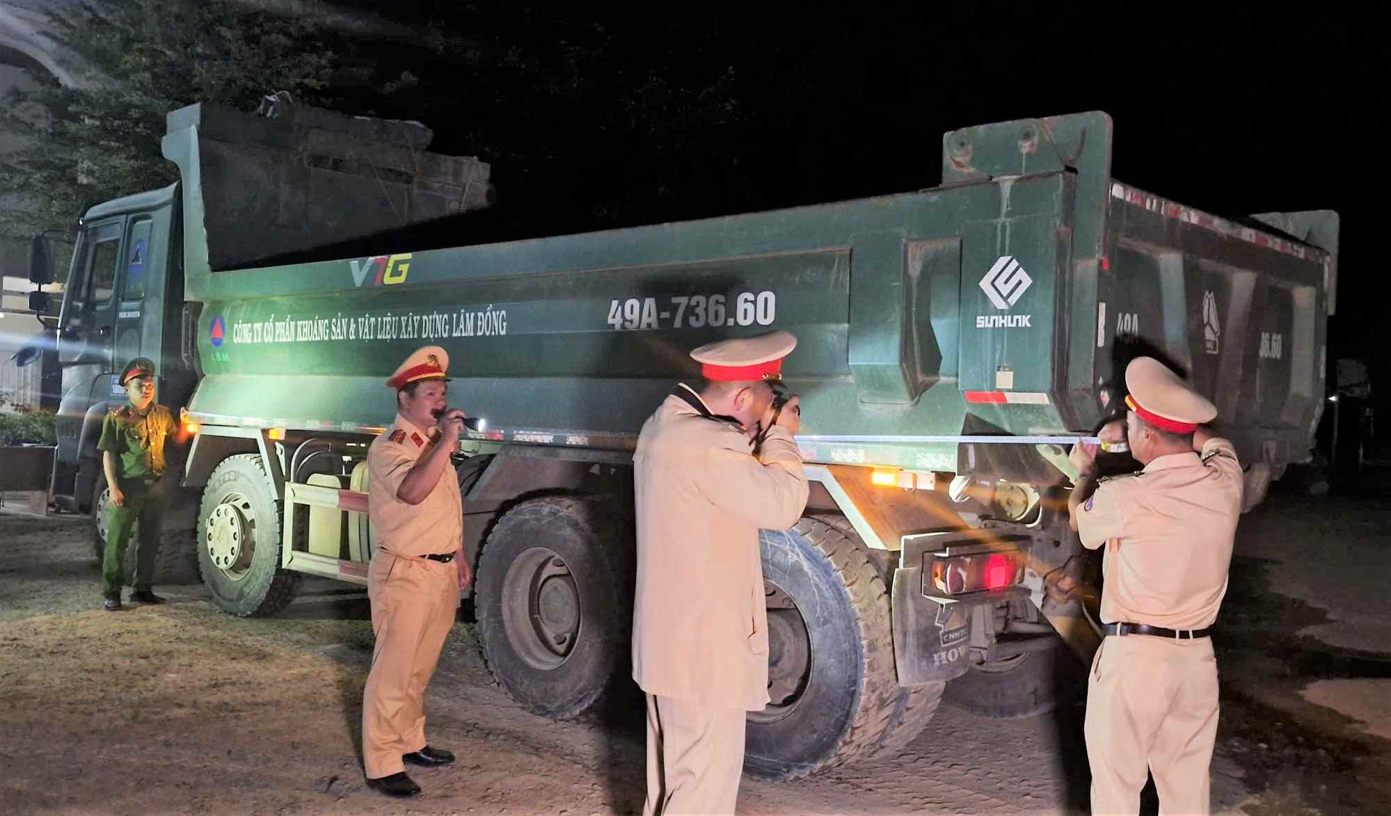 Lam Dong Provincial Police launched a general inspection and review of trucks and dump trucks. Photo: Lam Dong Provincial Police Traffic Police Department