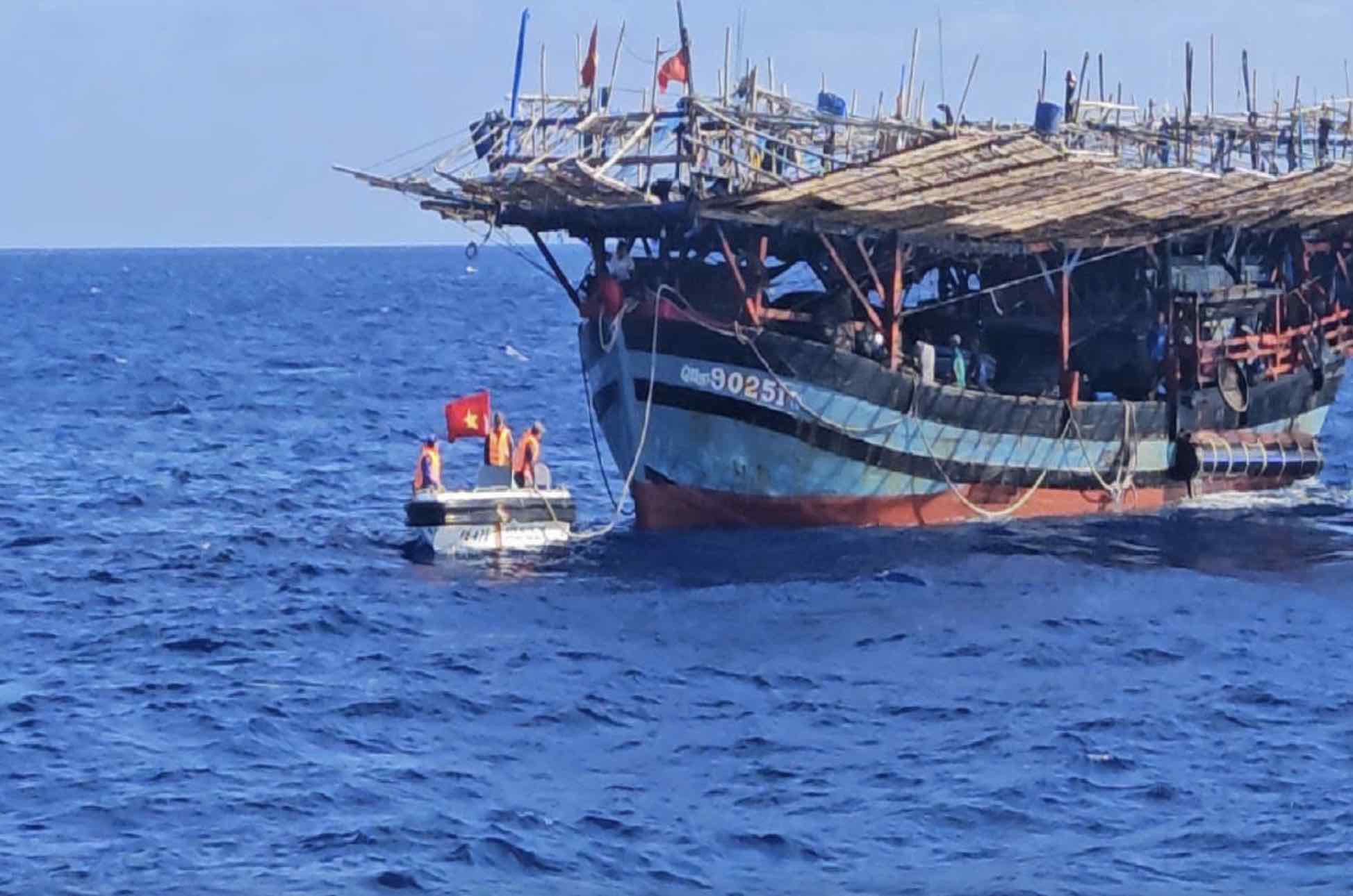 Fisheries surveillance vessel KN475 promptly approached and towed the Quang Ngai fishing vessel that encountered an incident at sea to a safe place. Photo: Ky Nam