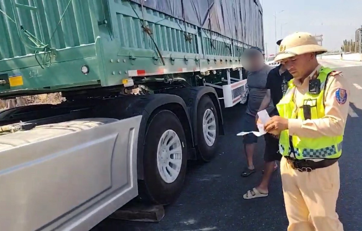 Cảnh sát Giao thông dừng xe đầu kéo để kiểm tra tại nút giao. Ảnh: Cảnh sát Giao thông 