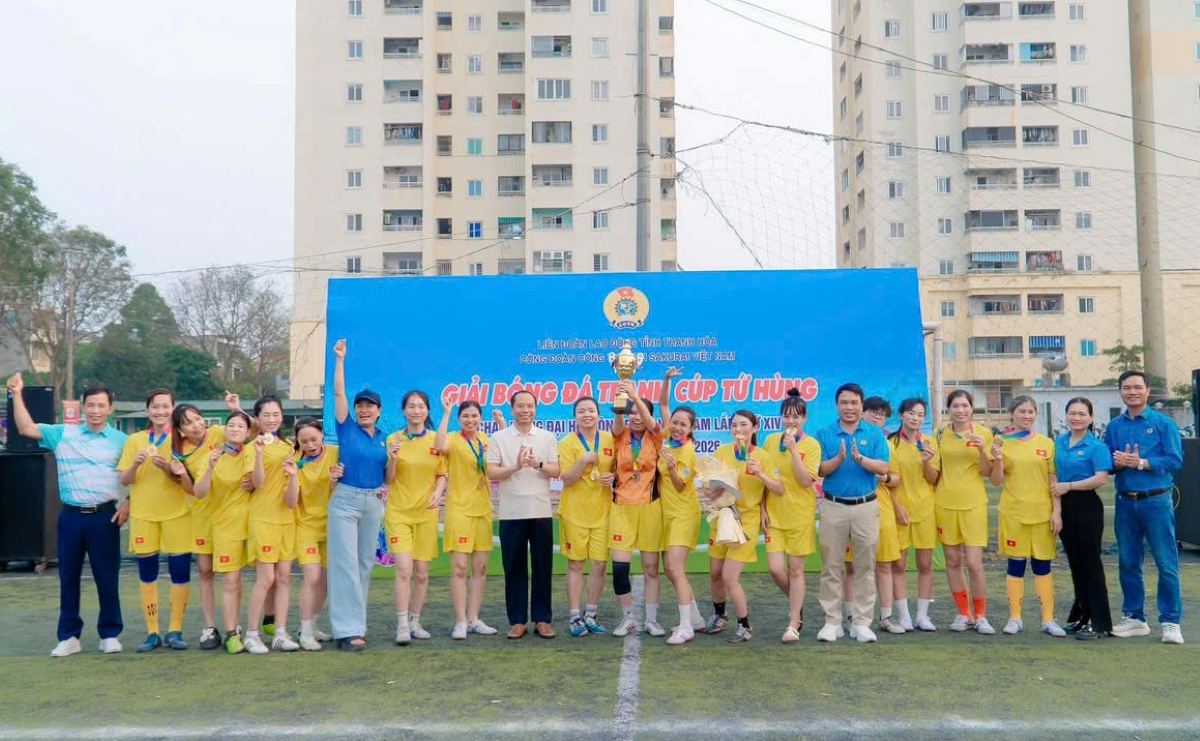 Đại diện lãnh đạo LĐLĐ tỉnh Thanh Hóa trao giải cho đội có thành tích xuất sắc. Ảnh: Quách Du