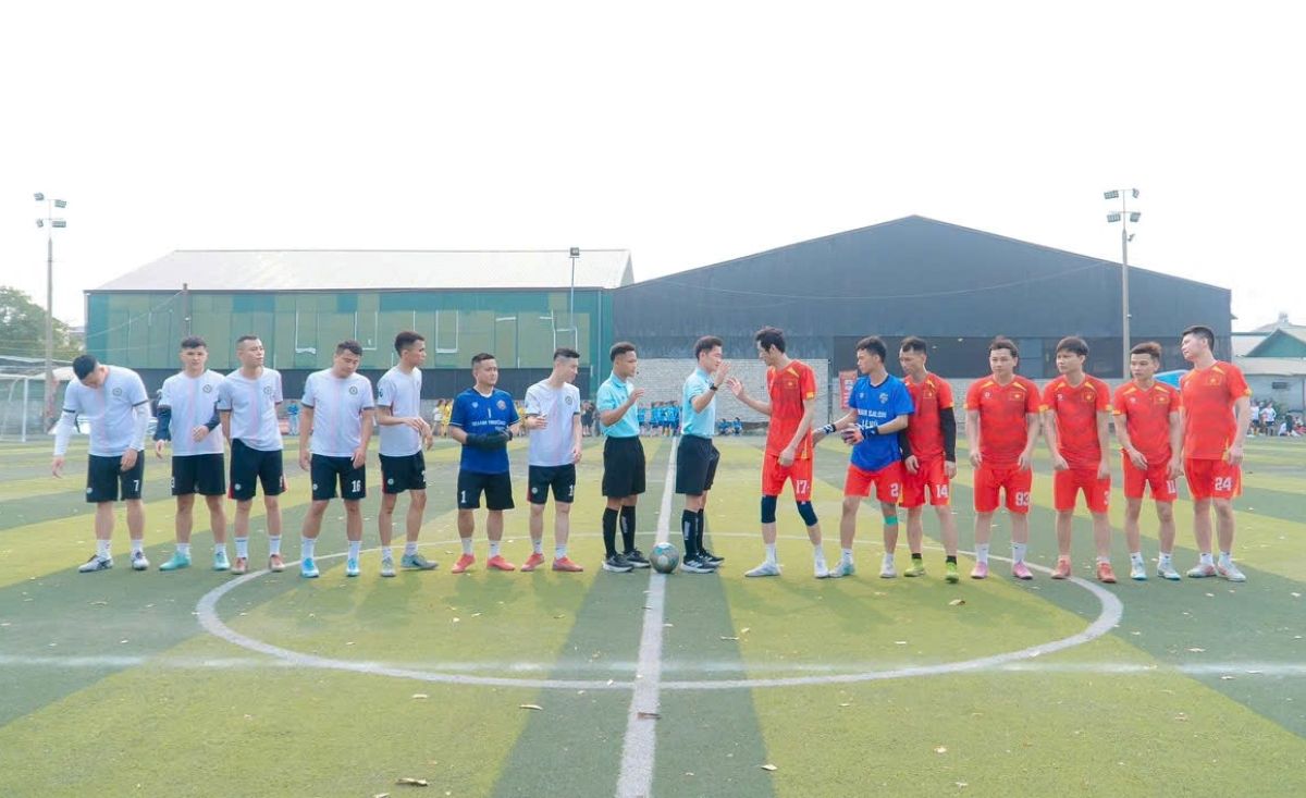 Các đội bóng tham dự, tranh tài trên sân cỏ. Ảnh: Quách Du
