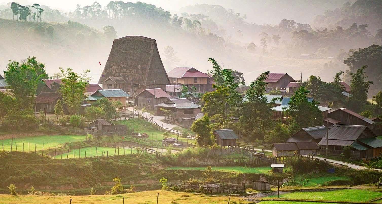 Làng du lịch cộng đồng Vi Rơ Ngheo ở xã Măng Đen. Ảnh: Đông Giang