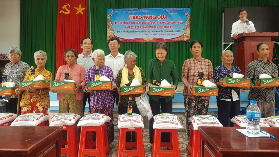 Mạnh thường quân trao quà cho hộ nghèo, cận nghèo tại xã Ngãi Tứ nhân Tết Chôl Chnăm Thmây 2026. Ảnh: Hoàng Lộc