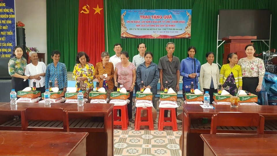 Entrega de regalos a hogares pobres y casi pobres en la comuna de Ngãi Tứ con motivo del Tết Chôl Chnăm Thmây 2026. Foto: Hoàng Lộc