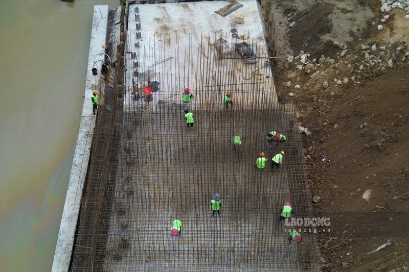 Các công nhân thi công kè sông Hồng thuộc dự án hạ tầng kỹ thuật khu đô thị Tân Lập. Ảnh: Đinh Đại