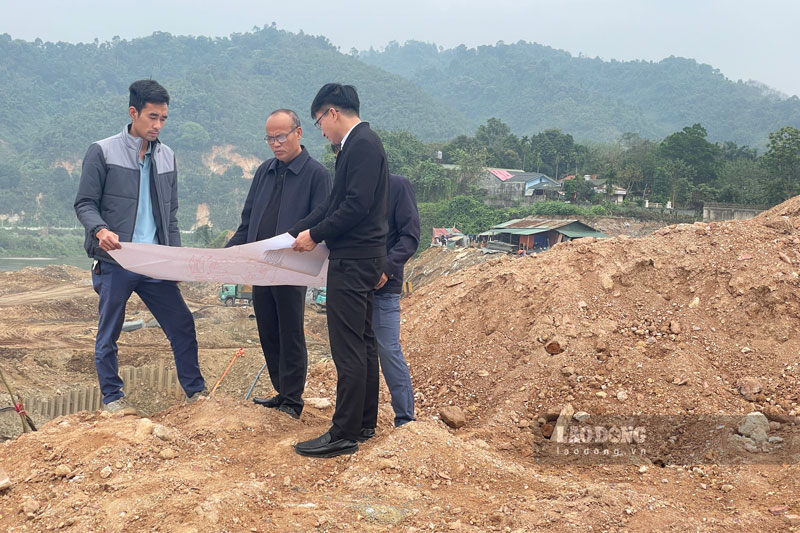 Chủ đầu tư và nhà thầu thường xuyên kiểm tra, tháo gỡ những vướng mắc để  việc thi công diễn ra thuận lợi. Ảnh: Đinh Đại