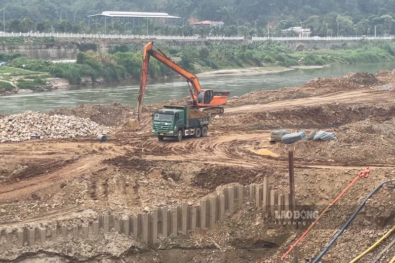 Máy móc, nhân lực tập trung thi công dự án khi thời tiết khô ráo. Ảnh: Đinh Đại