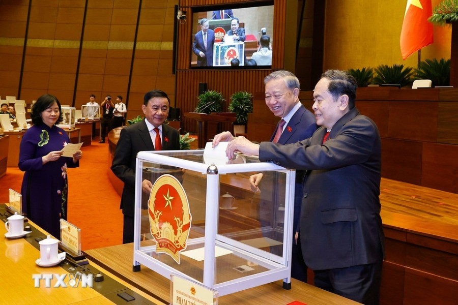 Tổng Bí thư Tô Lâm và đại biểu Quốc hội tiến hành bỏ phiếu bầu Chủ tịch Quốc hội khoá XVI. Ảnh: Doãn Tấn/TTXVN 