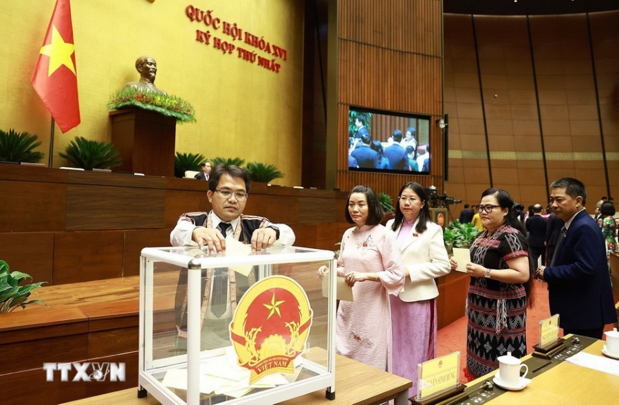 Đại biểu Quốc hội bỏ phiếu bầu Chủ tịch Quốc hội khoá XVI. Ảnh: Doãn Tấn/TTXVN 