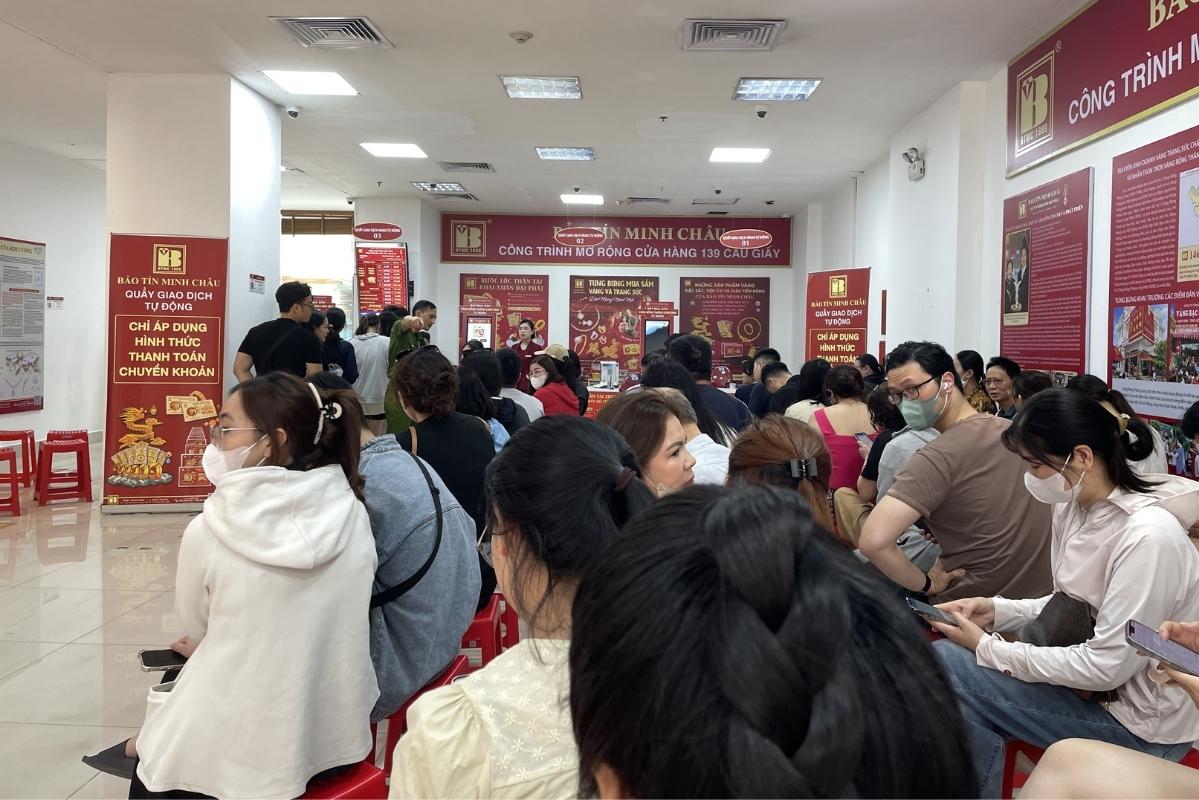 Tính đến 10h, khu vực ngồi chờ tại cơ sở mở rộng của cửa hàng kinh doanh vàng có khoảng 4 hàng, mỗi hàng từ 10-15 người. Ảnh: Hạ Linh 