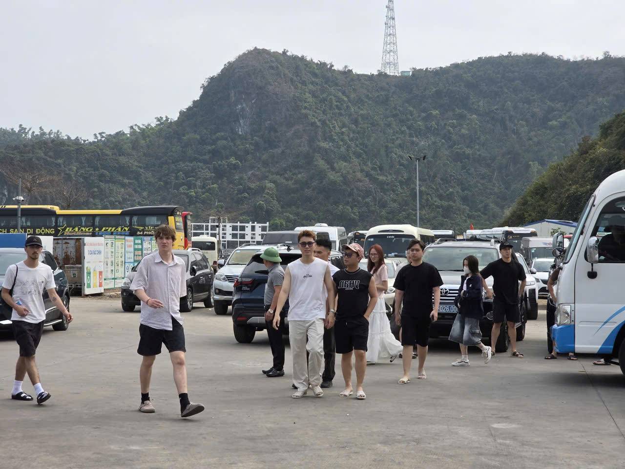Tourists visit Cat Ba Island, Hai Phong in March. Photo: Ngoc Son