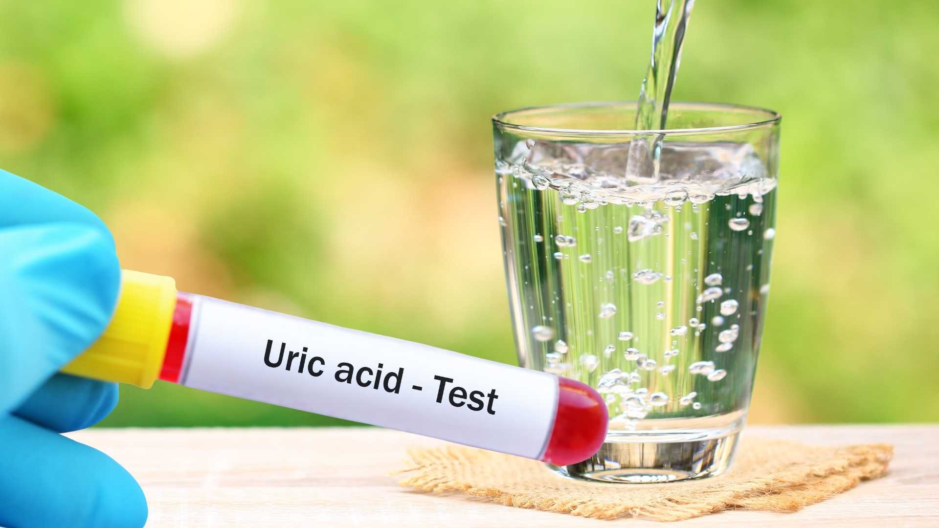 Drinking enough water helps the body process and eliminate uric acid more effectively. Photo: Ngoc Linh