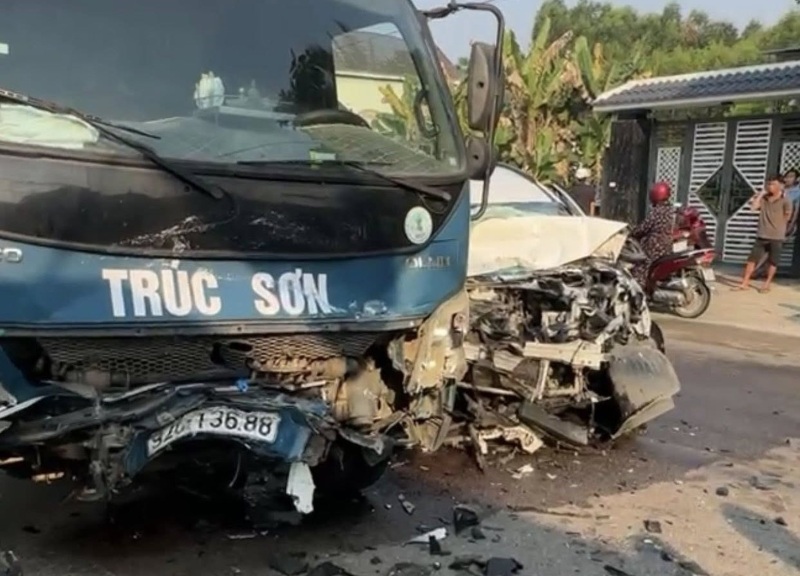 Hiện trường vụ tai nạn nghiêm trọng giữa xe tải và ôtô con sáng 6.4 tại xã Quế Sơn Trung, Đà Nẵng, khiến 1 người không qua khỏi. Ảnh: Trường An