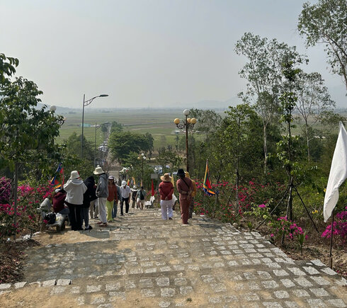 Nằm ở lưng chừng núi Đại An bao quanh đồng ruộng rộng lớn, Am Chúa trở thành nơi được người dân tạo lập lễ hội để tưởng nhớ ơn người mẹ xứ sở xưa. Ảnh: Phương Linh