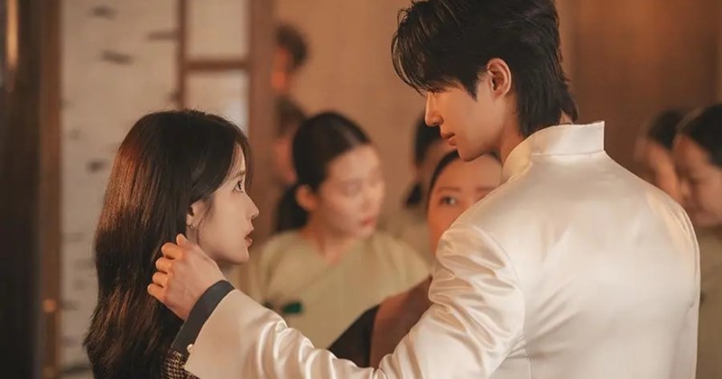 Phim của IU, Byeon Woo Seok chưa chiếu đã đứng đầu thảo luận