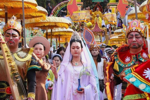 Quan The Am Festival attracts thousands of people and tourists to participate. Photo: Thanh Huyen