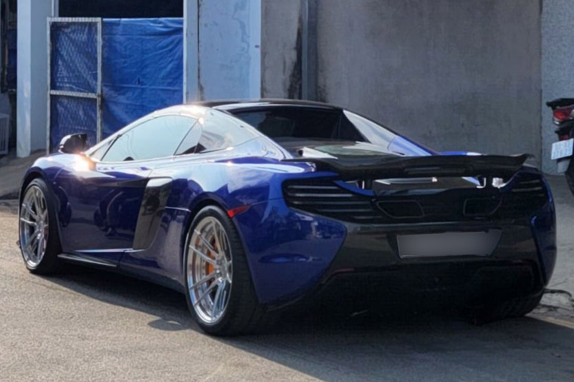 A rare blue McLaren 650S Spider appears on the streets of Ho Chi Minh City. Photo: Phuoc Danh