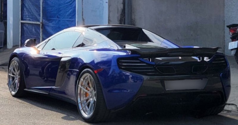 Siêu xe McLaren 650S Spider xanh gặp nạn tại TP.HCM