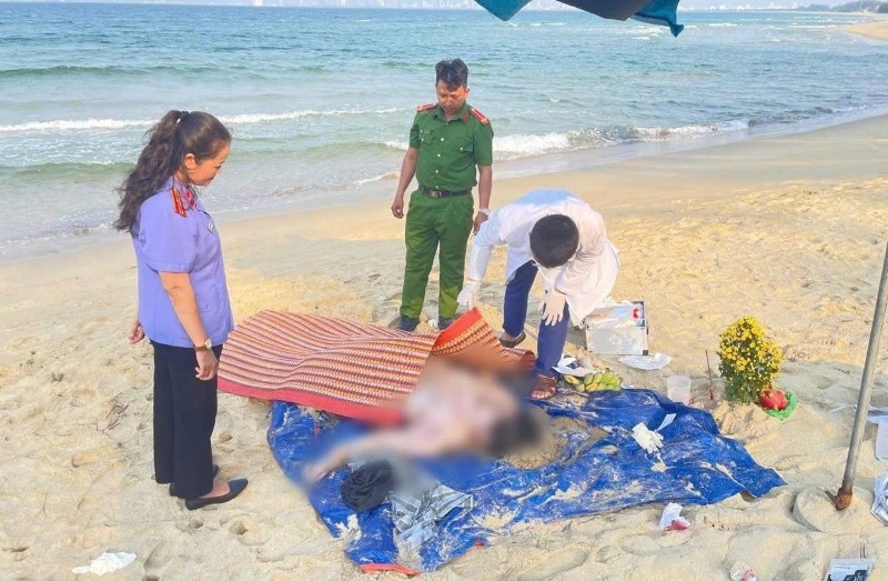 ダナン当局は、ダナンの海岸に男性の遺体が漂着した事件の現場検証と捜査に協力しています。写真:チュオン・アン