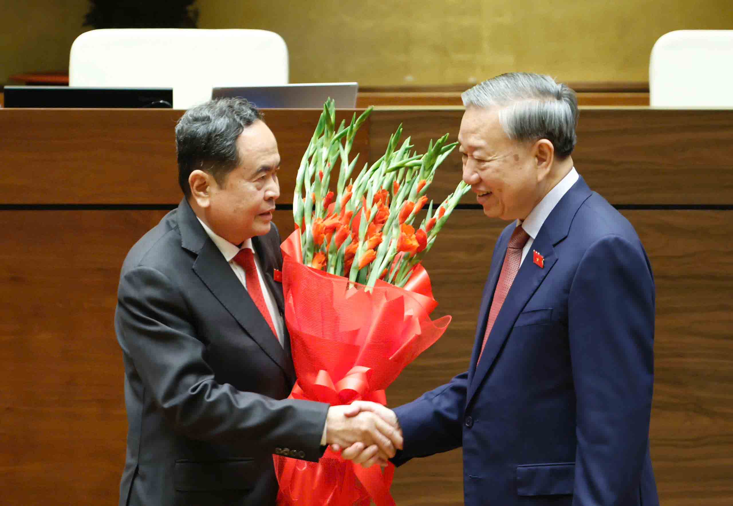 Tổng Bí thư Tô Lâm tặng hoa chúc mừng Chủ tịch Quốc hội Trần Thanh Mẫn. Ảnh: Như Ý.