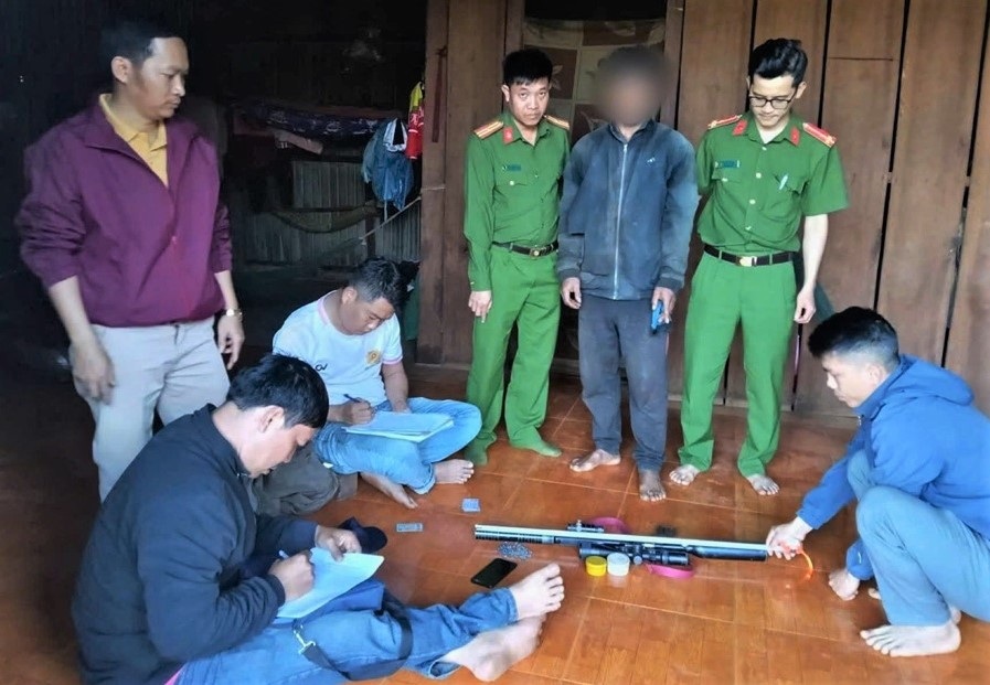 Qua công tác tuần tra, Công an xã Quảng Trực phát hiện đối tượng L đang tàng trữ súng, đạn. Ảnh: Công an xã Quảng Trực 