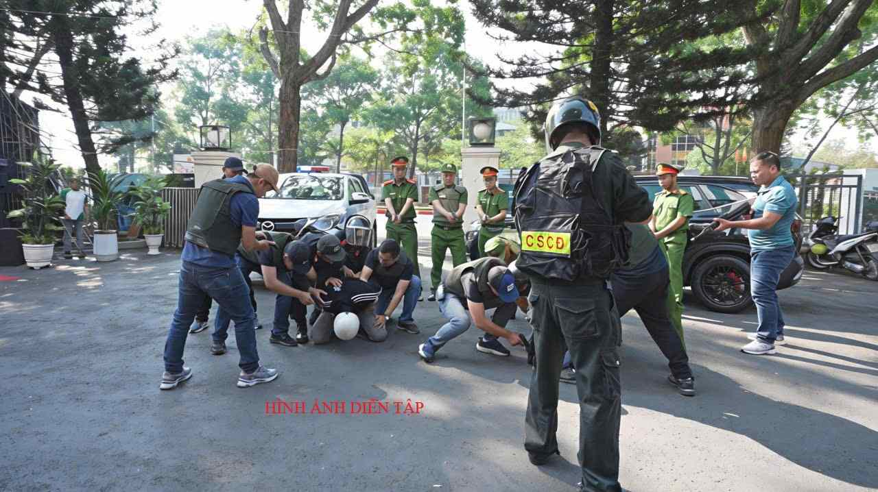 Dak Lak Provincial Police deploy live-fire drills to handle criminal situations using weapons to rob property at banks. Photo: Police provided