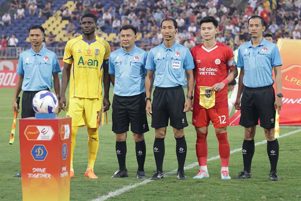 Referee team officiating the match between Song Lam Nghe An and The Cong Viettel on April 5. Photo: TCVT Club