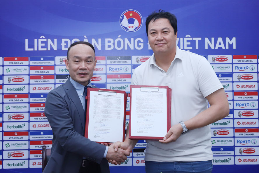 VFF continues to place its trust in goalkeeper coach Lee Woon-jae (right) in training goalkeepers for the Vietnamese national team and U23 Vietnam. Photo: VFF