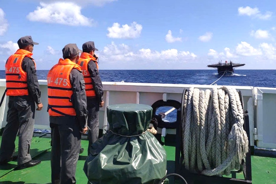 Fishing boats with incidents at sea are pulled into a safe area by fisheries surveillance forces. Photo: KN4