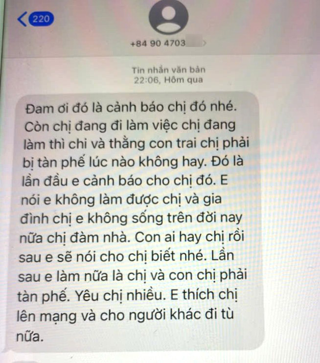 Người phụ nữ ở phường Thành Vinh, Nghệ An bị nhắn tin đe dọa đánh đến tàn phế. Ảnh: Ngọc Anh