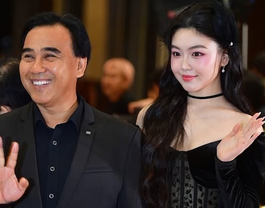 Quyen Linh and his daughter. Photo: Artist provided.