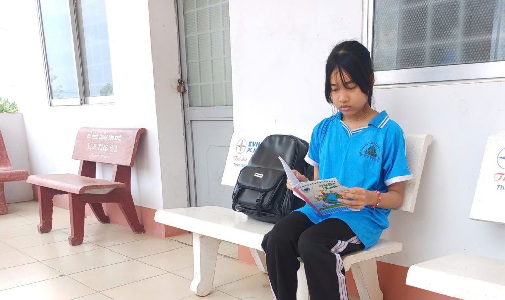 Student Thanh Nhi, although suffering from illness, always strives to rise up, not giving up her dream of becoming a doctor. Photo: Dieu Hien