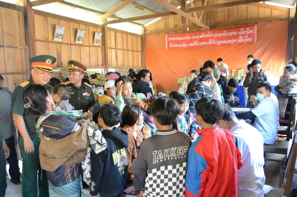 Los soldados de Da Nang entregaron casi 400 regalos a hogares en 6 aldeas en el distrito de Dak Chung y también realizaron actividades de exámenes de salud para la gente. Foto: Quang Cuong