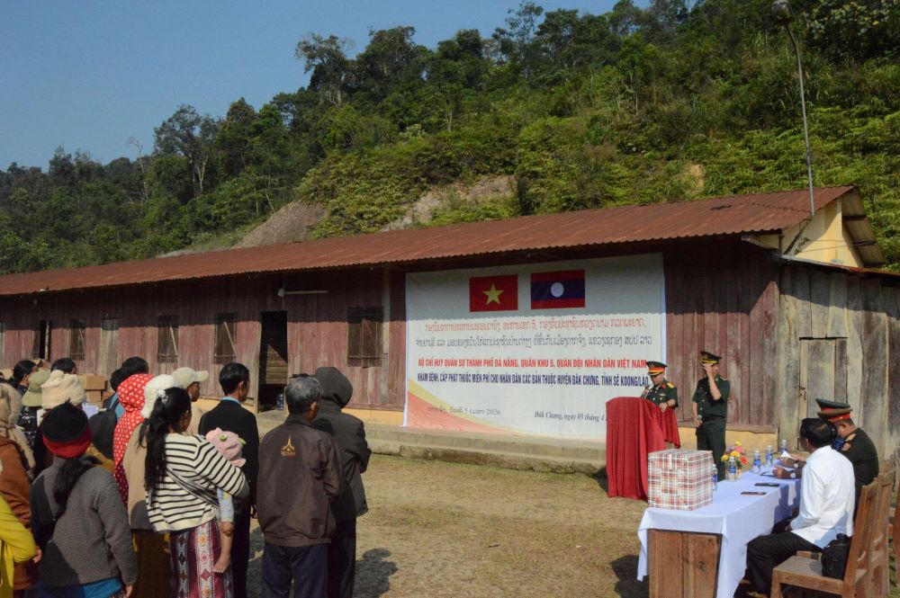 Đoàn công tác Bộ CHQS thành phố Đà Nẵng do Đại tá Nguyễn Tấn Tuân, Phó Chính ủy làm trưởng đoàn tại huyện Đắc Chưng, tỉnh Sê Kông (Lào). Ảnh: Quang Cường