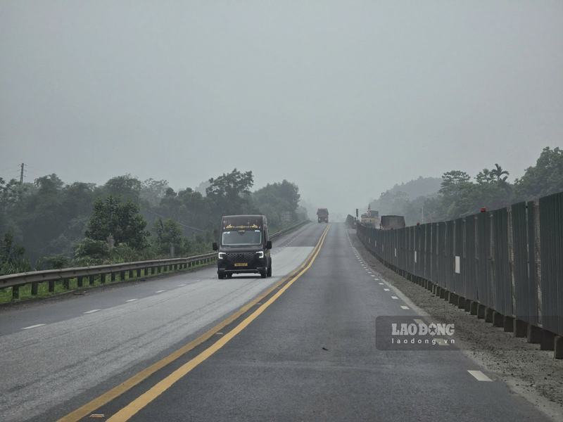 The Noi Bai - Lao Cai expressway expansion project is entering the final sprint phase, busy construction to avoid the rainy season. Photo: Tan Van