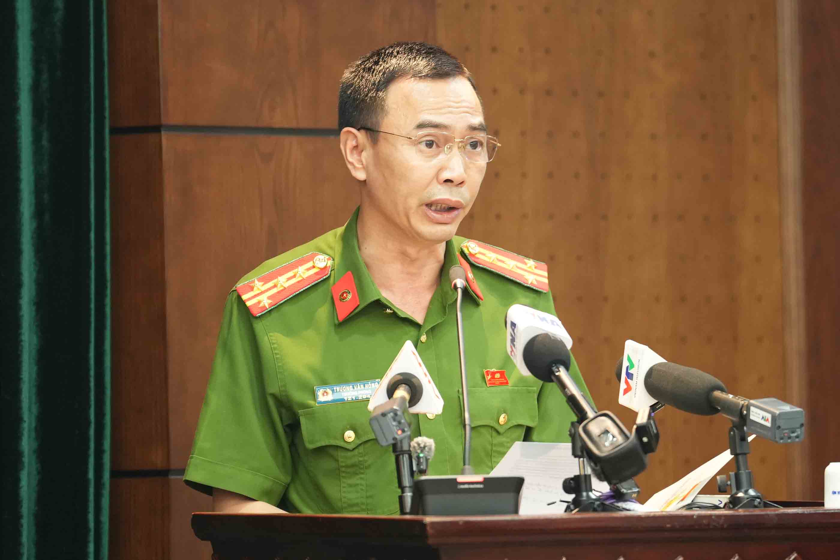 Đại tá Trương Văn Hồng, Trưởng phòng Cảnh sát điều tra tội phạm về ma túy, CATP Hà Nội thông tin về vụ án. Ảnh: Hữu Chánh 