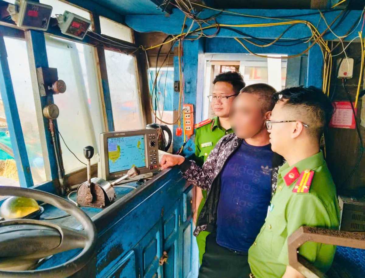 Las fuerzas funcionales inspeccionan el equipo de posicionamiento marítimo en el barco pesquero. Foto: Policía de la provincia de Ninh Binh