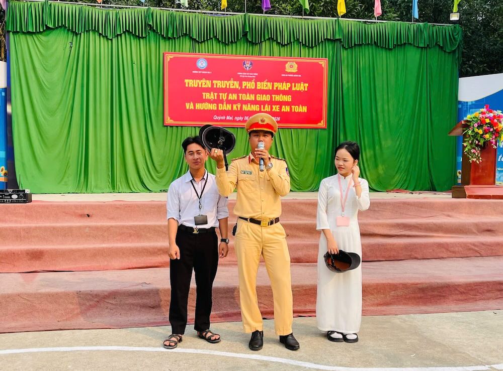 La policía de tráfico divulga la ley de tráfico a los estudiantes. Foto: CGST Nghe An
